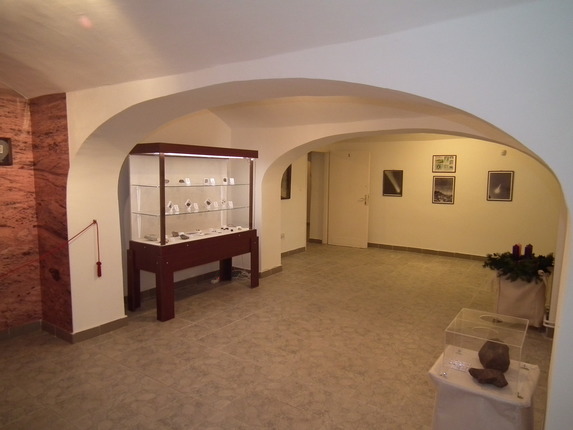 Az 'Égből hullott kövek' c. meteoritkiállítás kiállítótere